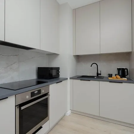 Modern & Bright Marywilska In With Parking By Renters