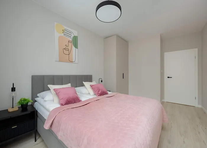 Modern & Bright Marywilska In With Parking By Renters Apartment *