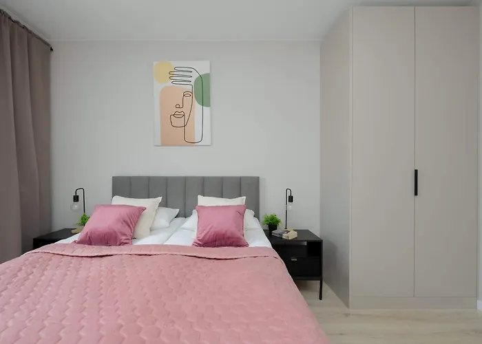 Modern & Bright Marywilska In With Parking By Renters Apartment *